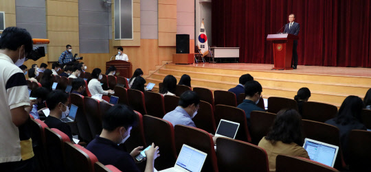 1일 여의도 금감원에서 정성웅 부원장보가 라임 무역금융펀드 분쟁조정위원회 결과를 발표하고 있다. 금감원은 라임펀드 분쟁조정 신청 4건에 대한 착오에 의한 계약취소를 결정했다.  연합뉴스